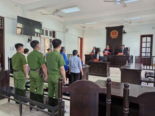 Các bị cáo nghe tòa tuyên án.
