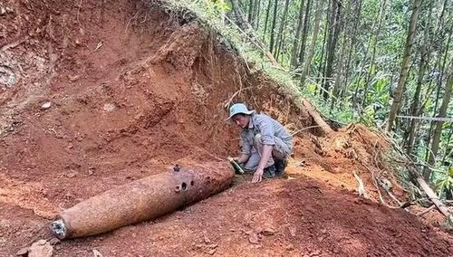 Quả bom MK82 “khủng” nặng hàng trăm kilogam được phát hiện tại xã A Lưới 1, TP Huế.