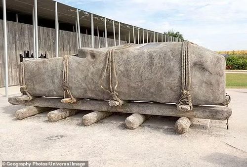 Các khối đá tạo thành vòng tròn ngoài và hình móng ngựa trung tâm. Scutt nhận định bản năng thi đua của con người có thể là động lực, khi các nhóm người cùng kéo đá bằng dây thừng và đặt trên thân cây để di chuyển.