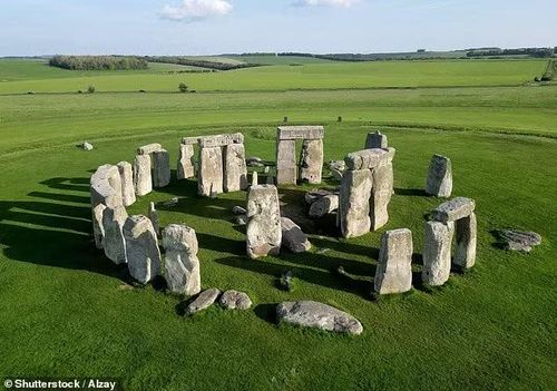 Bên cạnh đó, bằng chứng khảo cổ cho thấy có hội trường lớn gần Stonehenge, nơi tìm thấy hàng ngàn xương động vật và đồ gốm, chứng tỏ từng có những bữa tiệc mùa Đông hoành tráng, gắn liền với quá trình xây dựng.