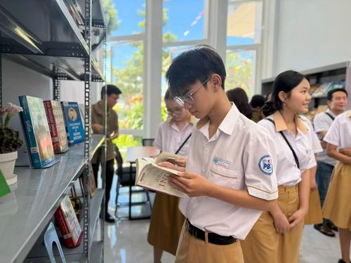 Học sinh tìm hiểu về đất nước Ấn Độ qua những trang sách.