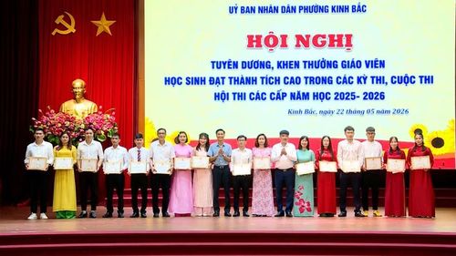 Trao khen thưởng cho giáo viên xuất sắc.