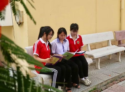 Em Hồ Nguyễn Thường An (ở giữa) chia sẻ kinh nghiệm học tập với các bạn trong lớp.