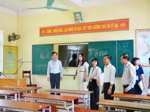 Đoàn công tác kiểm tra việc chuẩn bị thi ở các trường.