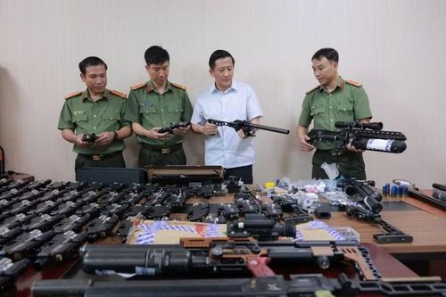 Thượng tá Nguyễn Quốc Hùng - Phó Giám đốc Công an tỉnh Hà Tĩnh (áo trắng) trực tiếp chỉ đạo điều tra, kiểm tra tang vật thu giữ từ vụ án. (Ảnh: CAHT)