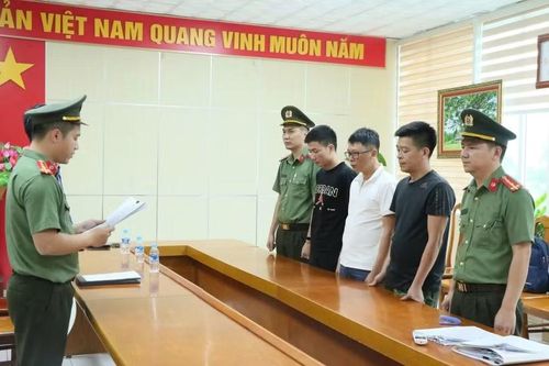 Công an đọc lệnh khởi tố các bị can.