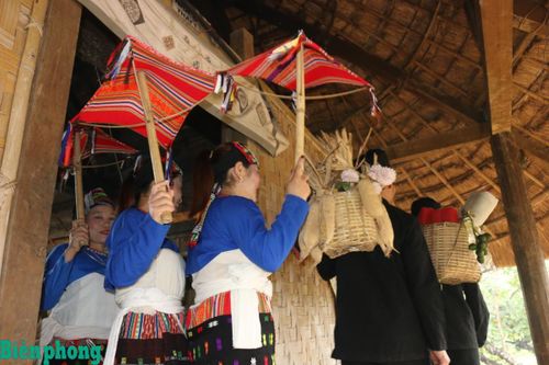 Đoàn nhà trai gánh sính lễ sang nhà gái xin cưới. Ảnh: Bích Nguyên