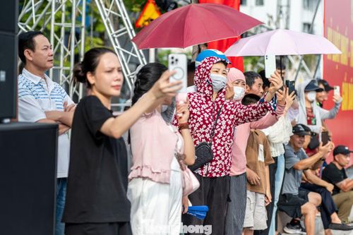 Khi đoàn kỵ binh đi qua, người dân hai bên đường sử dụng điện thoại để quay chụp lại.