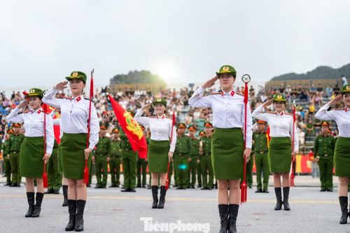 Biểu diễn quân nhạc kết hợp múa súng, múa cờ do cán bộ chiến sỹ Đoàn Nghi lễ Công an nhân dân, Bộ Tư lệnh Cảnh sát cơ động thực hiện.