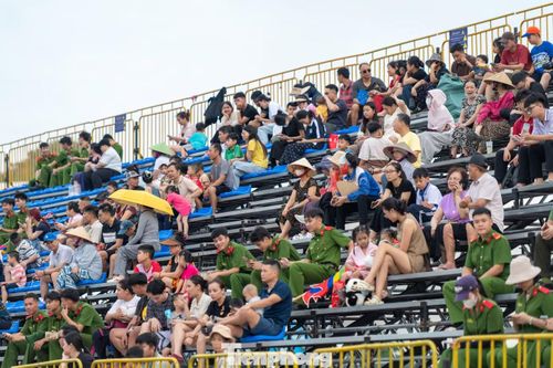 Ghi nhận của phóng viên báo Tiền Phong dù chưa diễn ra khai mạc và thời tiết buổi chiều nắng nóng, nhưng rất đông người dân, khách du lịch đổ dồn về Quảng trường 30 tháng 10 để xem luyện tập.