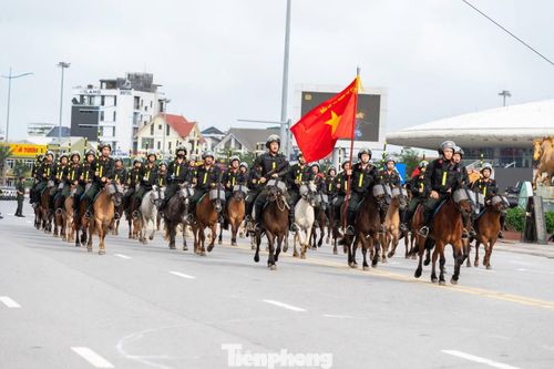 Người dân háo hức đón chờ xem màn biểu diễn kỵ binh của 40 chú ngựa đến từ đoàn kỵ binh của Bộ tư lệnh Cảnh sát cơ động, Bộ Công an.