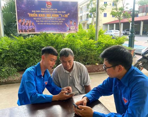 Mô hình "1+30" được triển khai rộng khắp các cơ sở Đoàn trên địa bàn tỉnh Hưng Yên. (Trong ảnh là tình nguyện viên xã Hoàng Hoa Thám hỗ trợ người dân). Ảnh: CTV