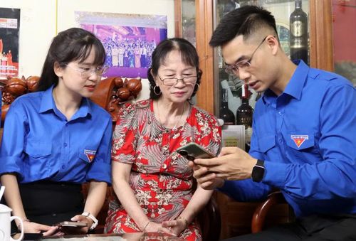 Tuổi trẻ phường Trần Lãm hỗ trợ người dân ứng dụng số. Ảnh: CTV