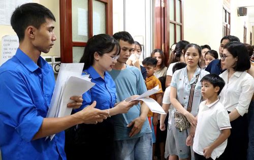 "Áo xanh" hỗ trợ làm căn cước công dân trên địa bàn phường Trần Lãm. Ảnh: CTV