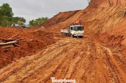 Trước đó, rạng sáng 19/5, do mưa lớn kéo dài, khu vực đang thi công sửa chữa tại Km51+900 quốc lộ 28 xảy ra sạt lở, khiến bùn đất từ taluy dương tràn xuống lấp kín mặt đường. 