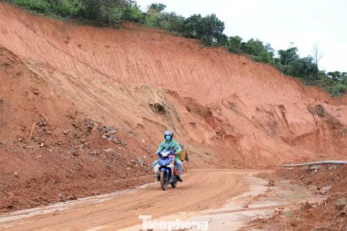 Theo thống kê của cơ quan chức năng, mùa mưa năm 2025, khu vực đèo Gia Bắc qua địa bàn xã Sơn Điền xảy ra 63 điểm sạt lở lớn nhỏ. Nhiều đoạn đường bị chia cắt, ảnh hưởng nghiêm trọng đến việc đi lại của người dân.