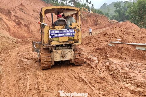 Từ 5h ngày 20/5, Sở Xây dựng tỉnh Lâm Đồng tạm dừng lưu thông trên quốc lộ 28 đoạn qua đèo Gia Bắc để khắc phục sạt lở.