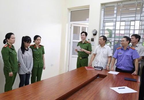  Công an đọc lệnh khởi tố đối tượng Lê Dương Bảo Ngọc 