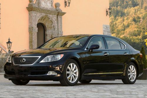 Động cơ V8 4.6L trên Lexus LS 460 2007-2008 gặp lỗi lò xo van và nguy cơ cháy.