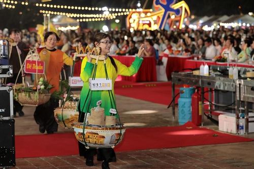 Hoạt động diễu hành ẩm thực “Gánh vị Đà Nẵng”.