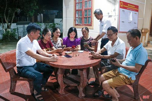 Với một số người làm nông nghiệp, buổi tối là thời gian rảnh rỗi, thuận tiện cho việc cài đặt ứng dụng.