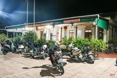 Nhà văn hóa thôn 13, xã Cẩm Xuyên sáng đèn phục vụ công tác hỗ trợ người dân cài đặt i-HaTinh tích hợp nền tảng phản ánh hiện trường.