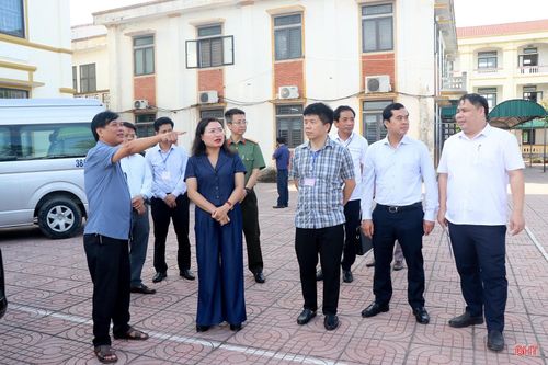 Phó Chủ tịch UBND tỉnh Nguyễn Thị Nguyệt kiểm tra công tác chuẩn bị tại Hội đồng thi Trường THPT Thành Sen.