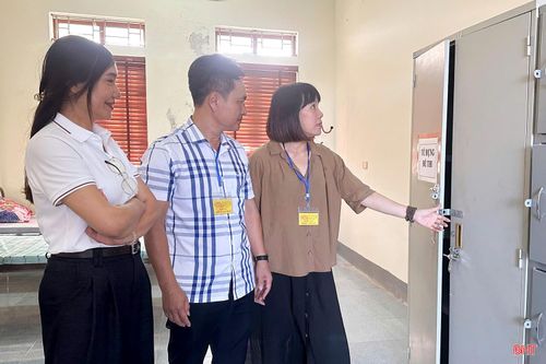 Đoàn công tác của Sở GD&ĐT kiểm tra việc chuẩn bị cho kỳ thi tại Hội đồng thi Trường THPT Chuyên Hà Tĩnh.