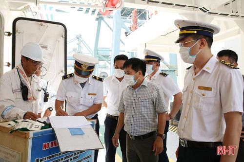 Đoàn công tác CDC Hà Tĩnh tiến hành kiểm tra các tàu nước ngoài cập Cảng Vũng Áng.