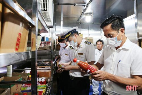 Đoàn kiểm tra kho chứa thực phẩm trên tàu nhằm phát hiện sớm các vật chủ trung gian có nguy cơ mang mầm bệnh.