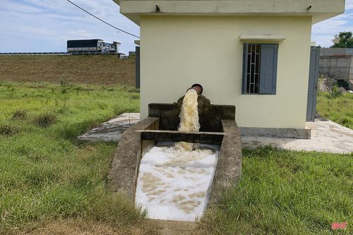 Các trạm bơm đang hoạt động hết công suất để kịp thời cấp nước cho người dân gieo cấy vụ hè thu.