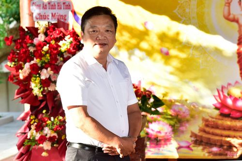 Phó Chủ tịch UBND tỉnh Hồ Huy Thành phát biểu chúc mừng nhân dịp lễ Phật đản.