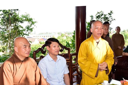 Thượng tọa Thích Chiếu Tuệ - Phó Trưởng ban Thường trực Ban Trị sự Giáo hội Phật giáo Việt Nam tỉnh Hà Tĩnh phát biểu ý kiến