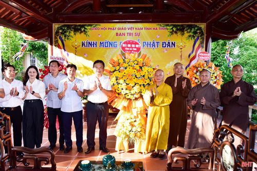 Lãnh đạo tỉnh và các sở, ban, ngành, phường Thành Sen tặng hoa chúc mừng Ban Trị sự Giáo hội Phật giáo Việt Nam tỉnh Hà Tĩnh.