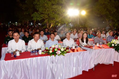 Các đồng chí lãnh đạo tỉnh tham dự buổi lễ.