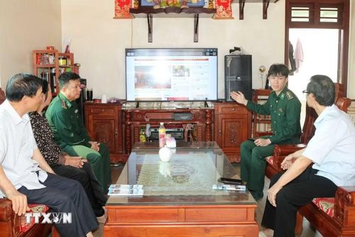 Bộ đội Biên phòng tỉnh Lạng Sơn tuyên truyền, phổ biến kiến thức pháp luật đến nhân dân biên giới trên môi trường mạng. (Ảnh: Quang Duy/TTXVN)
