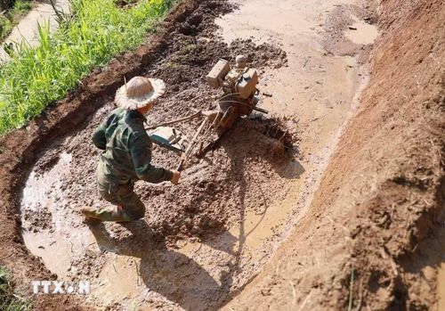 Người dân làm đất ruộng bậc thang trước khi nước đổ về. (Ảnh: Quý Trung/TTXVN)