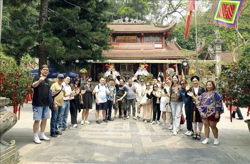 Đoàn doanh nghiệp lữ hành quốc tế tại Đền Mẫu - Khu du lịch Tây Thiên. Ảnh: Hoàng Hùng/TTXVN