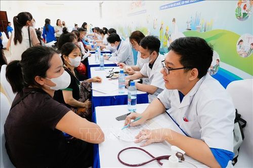 Y, bác sĩ tư vấn, khám sức khỏe miễn phí cho người dân.
