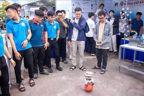Mô hình robot cân bằng trên bóng thu hút sự chú ý của đông đảo học sinh tham quan, tạo không gian giao lưu và truyền cảm hứng học tập lẫn nhau.