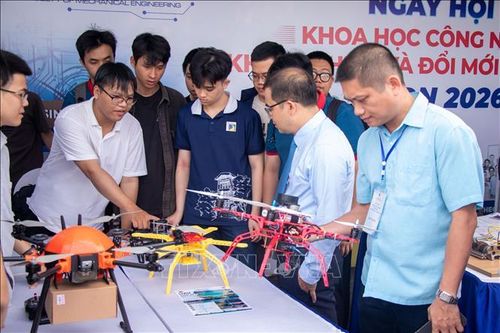 Sinh viên tự tin giới thiệu mô hình thiết bị bay không người lái (UAV) với các chuyên gia tại Ngày hội Khoa học Công nghệ, Khởi nghiệp và Đổi mới sáng tạo.