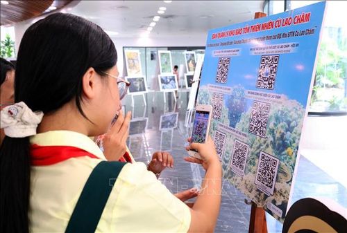Học sinh tìm hiểu và môi trường và tài nguyên thiên nhiên qua các mã QR tại chương trình.