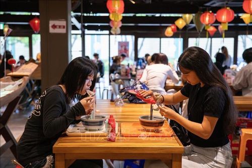 Sinh viên trường Đại học Ngoại ngữ Kanda thưởng thức phở Việt Nam.