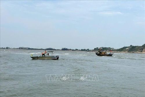 Trạm Kiểm soát Biên phòng Lạch Cờn đã khẩn trương triển khai lực lượng cứu hộ gồm 1 ca nô cùng 4 cán bộ, chiến sĩ đến hiện trường. Đồng thời, huy động thêm tàu cá mang số hiệu NA-70622-TS của anh Đậu Đình Hiệp (sinh năm 1994, trú tại khối Đồng Tiến, phường Tân Mai, tỉnh Nghệ An) phối hợp tham gia cứu hộ. Ảnh: TTXVN phát