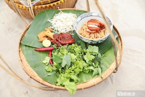 Những món ăn quen thuộc như mì Quảng, bánh xèo, bánh tráng cuốn thịt heo, cao lầu... được giới thiệu trong không gian lễ hội bên biển Đà Nẵng.