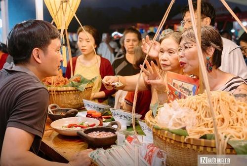 Du khách thưởng thức các món ăn địa phương trong không gian Lễ hội Đà Nẵng Food Tour 2026.