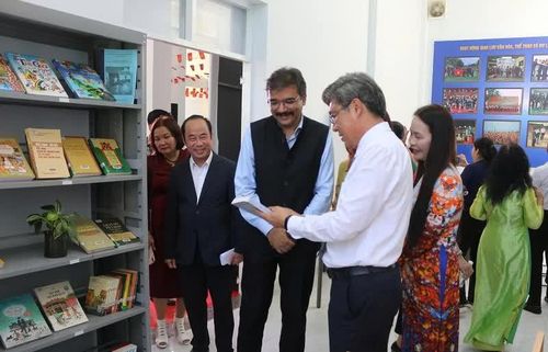 Các đại biểu tham quan Không gian Văn hóa Ấn Độ tại Lâm Đồng.