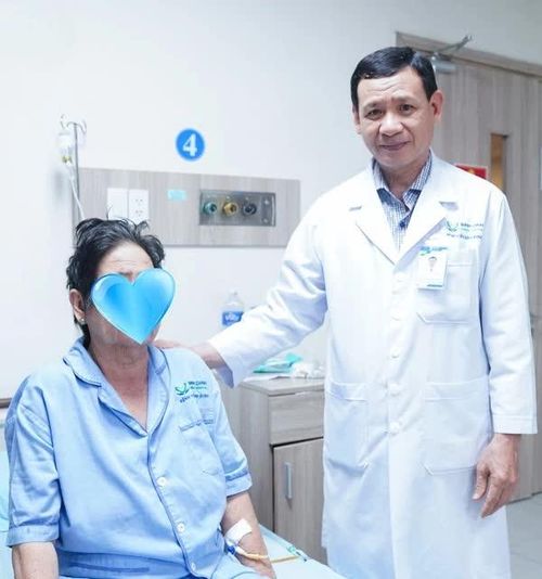 TTND. BSCKII Phạm Văn Phú - Phó Giám đốc chuyên môn phụ trách hệ Ngoại - Bệnh viện Bình Định, thăm khám sức khỏe cho bệnh nhân K.V sau cơn nguy kịch.