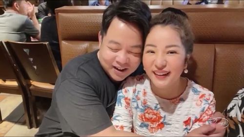 Quang Lê được đồng nghiệp thân thiết là Thúy Nga an ủi, động viên khi gặp sự cố.