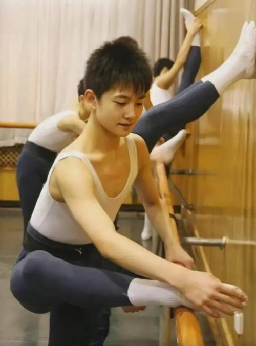 Dương Dương (12 tuổi) trong giờ luyện múa tại Học viện Nghệ thuật Quân đội. Ảnh: Sohu